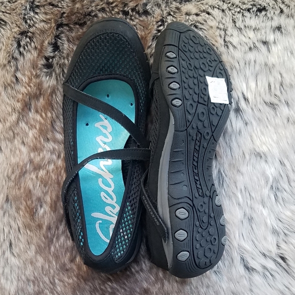 black mesh skechers